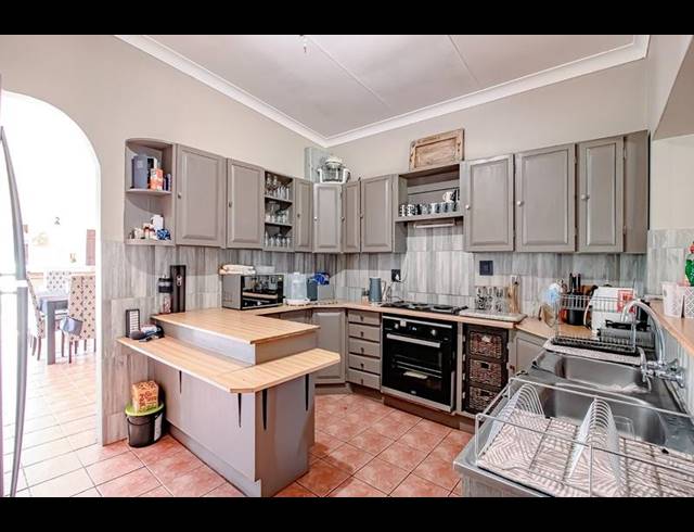 5 BEDROOM HOUSE FOR SALE IN SINOVILLE